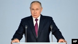 روسی صدر پوٹن نے سیاسی اور فوجی اشرفیہ سے اپنے ایک گھنٹہ 45 منٹ کے خطاب میں جوہری ہتھیار نصب کرنے کی دھمکی دی۔ 21 دفروری 2023