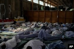 کشتی کے حادثے میں ابتدائی طور پر 104 افراد کو بچا کر یونان کے ساحلی قصبے کالاماٹا کے ایک گودام میں قائم کردہ عارضی پناہ گاہ میں پہنچایا گیا جہاں وہ سو رہے ہیں۔ 14 جون 2023