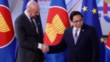 Thủ tướng Việt Nam Phạm Minh Chính (phải) bắt tay Chủ tịch Hội đồng Châu Âu Charles Michel khi dự hội nghị thượng đỉnh EU-ASEAN tại trụ sở Hội đồng Châu Âu ở Brussels ngày 14/12/2022.