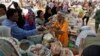 فائل فوٹو: پاکستان کے شہر کراچی میں لوگ 12 اپریل 2023 کو ایک بازار میں کریانہ کی اشیاء خرید رہے ہیں