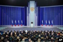 روسی صدر ولادی میر پوٹن ماسکو میں اپنا سالانہ خطاب کر رہے ہیں۔ اس خطاب میں انہوں نے جوہری ہتھیاروں کے معاہدے نیو سٹارٹ کو معطل کرنے کرنے کا اعلان بھی کیا۔ 21 فروری 2023