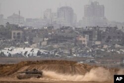 اپریل کی 25 تاریخ کو اسرائیلی فوجی اسرائیل غزہ سرحد کے قریب ٹینک کی چھت پر۔فوٹو اے پی