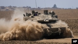 ایک اسرائیلی ٹینک غزہ کی جانب بڑھ رہا ہے۔ 5 جون 2024