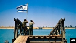 جون 1967 میں اسرائیلی فوج نہر سوئز کا جائزہ لے رہے ہیں۔