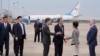 امریکی وزیر خارجہ اینٹنی بلنکن حکام سے بات کر رہے ہیں جب وہ 25 اپریل 2024 کو بیجنگ چین کے لیے شنگھائی ہونگکیاو بین الاقوامی ہوائی اڈے سے روانہ ہونے کی تیاری کر رہے ہیں۔
