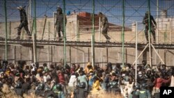 مراکش سے سپین جانے والے تارکین وطن کو روکنے کے لئے میلیا کی سرحد بند کر دی گئی
اے پی فوٹو ۔ 
