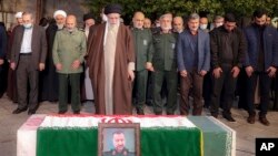 ایرانی سرکاری ویب سائٹ کی طرف سے جاری کی گئی اس تصویر میں، سپریم لیڈر آیت اللہ علی خامنہ ای، ایرانی جنرل سید رضی موسوی کی تدفین کے موقع پر۔ 28 دسمبر، 2023 کو ۔ موسوی شام میں مبینہ اسرائیلی فضائی حملے میں ہلاک ہوئے تھے۔ (بذریعہ اے پی) 