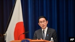 جاپان کے وزیرِ اعظم فومیو کشیدا ٹوکیو میں ایک پریس کانفرنس سے خطاب کر رہے ہیں۔ فوٹو اے پی 26 اپریل 2022