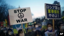 مظاہرین ٹوکیو میں روس کے یو کرین پر حملے کے خلاف ریلی میں شریک ہیں۔ فوٹو اے پی، 11 مارچ 2022