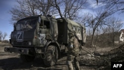 یوکرینی فوج نے خارکیف کے دیہات میں لڑائی کے دوران اس روسی عسکری گاڑی پر قبضہ کر لیا۔ 28 مارچ 2022ء 