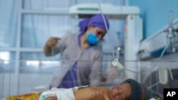 ماہرینِ صحت خدشہ ظاہر کر رہے ہیں کہ افغانستان میں صحت کی ناکافی سہولیات کے باعث دورانِ زچگی اموات کی شرح میں اضافہ ہو سکتا ہے۔ 