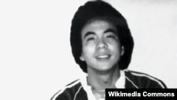 Ông Vincent Chin, người Mỹ gốc Hoa, 27 tuổi đã bị hai công nhân ô tô da trắng dùng gậy bóng chày đánh chết trong bữa tiệc sắp thành hôn của ông ở Detroit năm 1982.