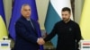 Thủ tướng Hungary Viktor Orban bắt tay Tổng thống Ukraine Volodymyr Zelenskyy hôm 2/7.
