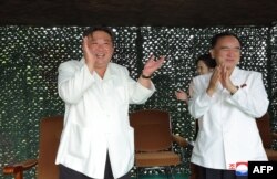 شمالی کوریا کے سرکاری خبر رساں ادارے کی طرف سے جاری کردہ یہ تصویر 12 جولائی 2023 کو لی گئی ہے۔ جس میں شمالی کوریا کے رہنما کم جونگ اُن کو میزائل لانچ پر خوشی کا اظہار کرتے دیکھا جا سکتا ہے۔ فوٹو کے سی این اے بذریعہ اے ایف پی