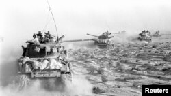 جون 1967 کی جنگ کے دوران اسرائیلی ٹینک صحرائے سینا میں پیش قدمی کر رہے ہیں۔(فائل فوٹو)