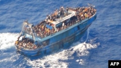 کشتی ڈوبنے سے قبل لی گئی اس تصویر سے ظاہر ہوتا ہے کہ اس پر سینکڑوں تارکین وطن سوار تھے۔ 14 جون 2023