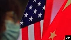امریکہ ۔چین کے پرچم، فائل فوٹو 