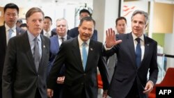 امریکی وزیر خارجہ بلنکن(دائیں) چین میں امریکہ کے سفیر(دائیں) اور چیمبر پریذیڈنٹ ایرک ژنگ کی شنگھائی میں چین کے دورے کے آغاز کے موقع کی تصویر۔ 25 اپریل 2024